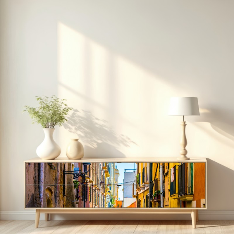 Repositionierbarer Aufkleber sonnenbeschienene mediterrane gasse mit bunten fassaden – Wallnifity® Repositionierbarer Aufkleber sonnenbeschienene mediterrane gasse mit bunten fassaden – Wallnifity®