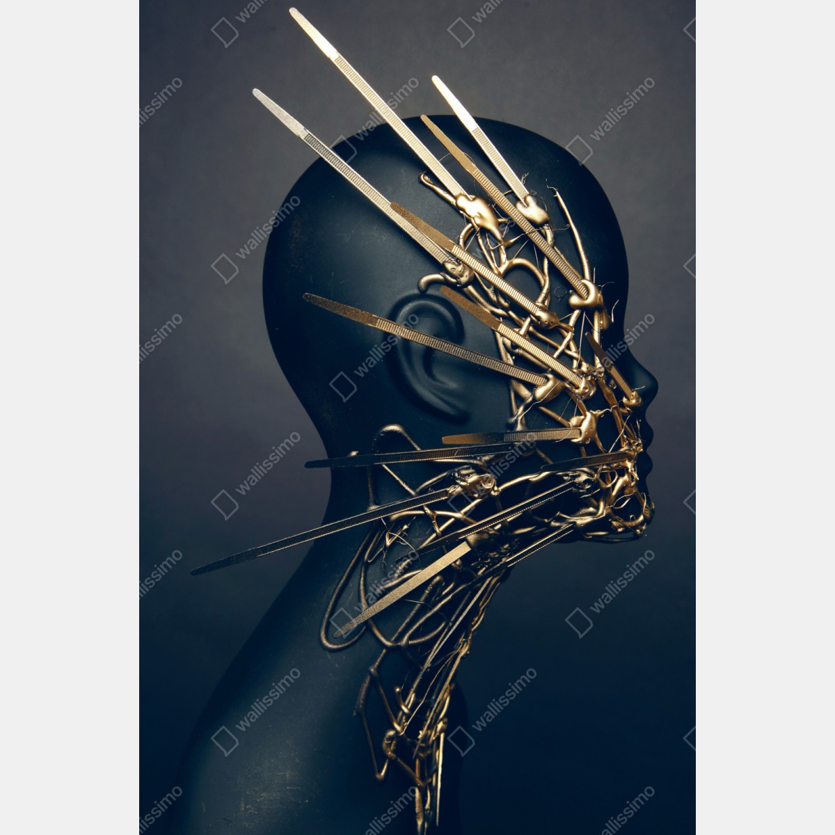 Repositionierbarer Aufkleber goldene drahtskulptur auf schwarzer büste – Wallnifity® Repositionierbarer Aufkleber goldene drahtskulptur auf schwarzer büste – Wallnifity®