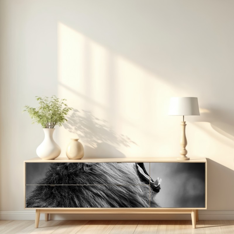 Repositionierbarer Aufkleber majestätischer brüllender löwe in monochrom – Wallnifity® Repositionierbarer Aufkleber majestätischer brüllender löwe in monochrom – Wallnifity®
