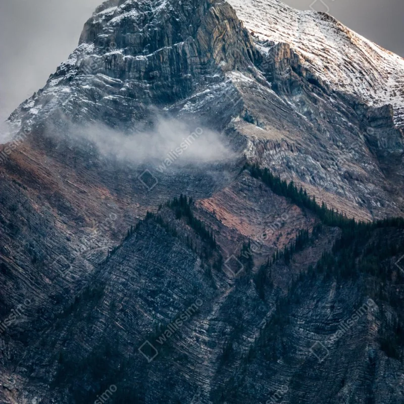 Repositionierbarer Aufkleber dramatischer alpiner gipfel im nebel – Wallnifity® Repositionierbarer Aufkleber dramatischer alpiner gipfel im nebel – Wallnifity®