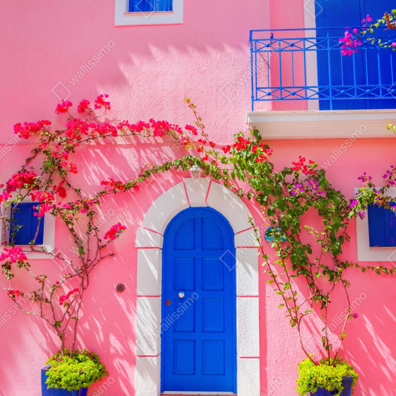 Repositionierbarer Aufkleber leuchtende rosa fassade mit blauer tür – Wallnifity® Repositionierbarer Aufkleber leuchtende rosa fassade mit blauer tür – Wallnifity®