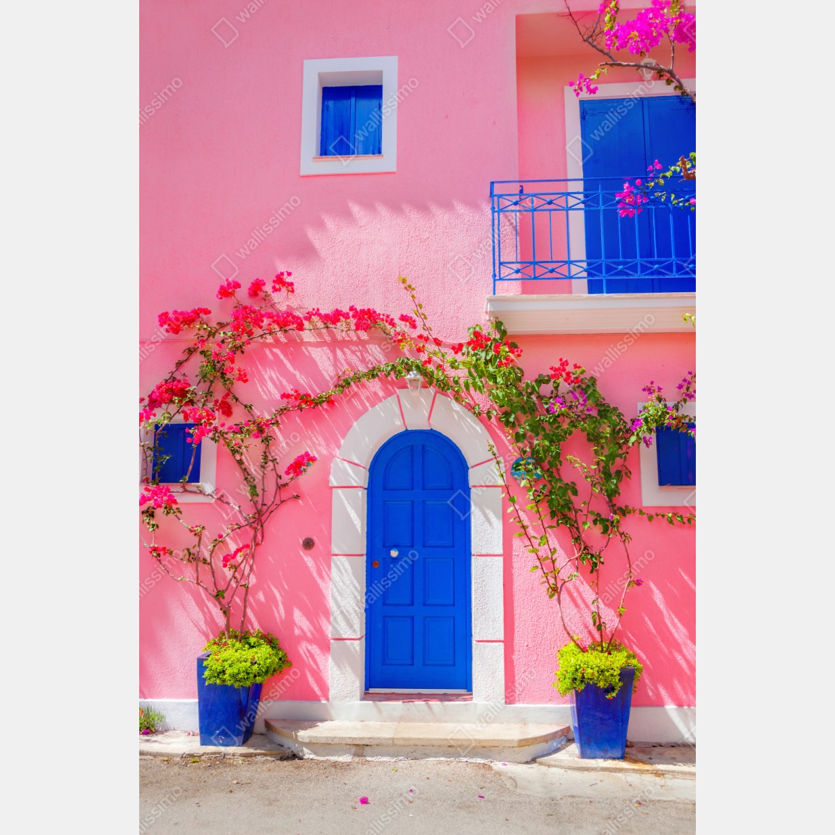 Repositionierbarer Aufkleber leuchtende rosa fassade mit blauer tür – Wallnifity® Repositionierbarer Aufkleber leuchtende rosa fassade mit blauer tür – Wallnifity®