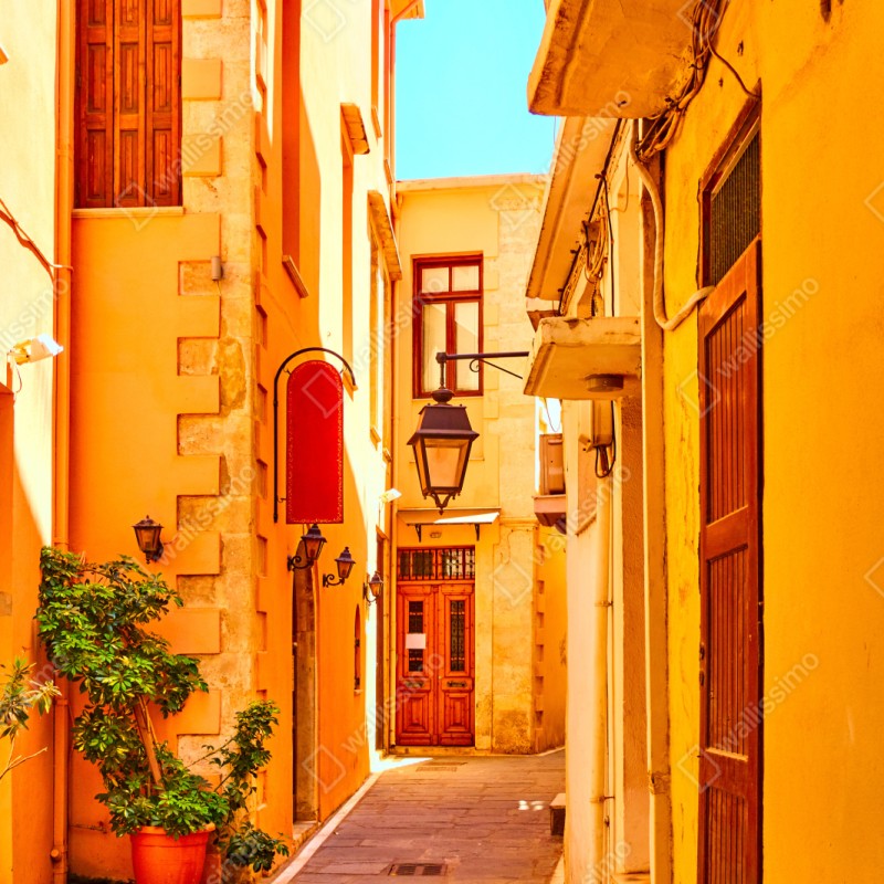 Repositionierbarer Aufkleber sonnige gelbe gasse in Rethymno, Kreta – Wallnifity® Repositionierbarer Aufkleber sonnige gelbe gasse in Rethymno, Kreta – Wallnifity®