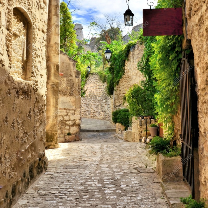 Repositionierbarer Aufkleber reizende kopfsteinpflasterstraße in Les Baux de Provence – Wallnifity® Repositionierbarer Aufkleber reizende kopfsteinpflasterstraße in Les Baux de Provence – Wallnifity®