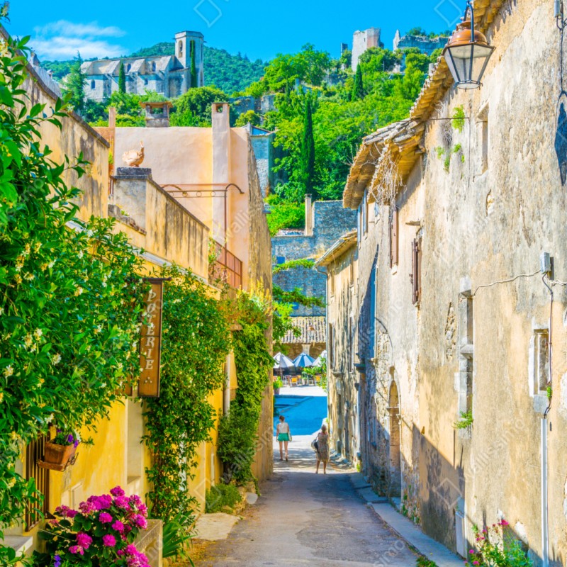 Repositionierbarer Aufkleber sonnenbeschienene gasse in einem mediterranen dorf – Wallnifity® Repositionierbarer Aufkleber sonnenbeschienene gasse in einem mediterranen dorf – Wallnifity®