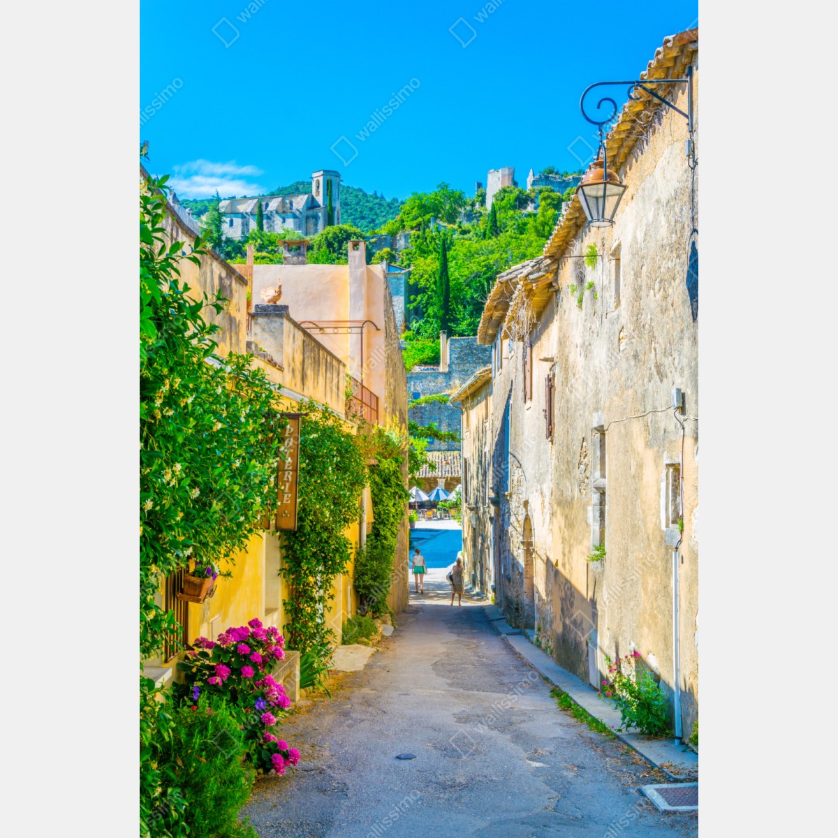 Repositionierbarer Aufkleber sonnenbeschienene gasse in einem mediterranen dorf – Wallnifity® Repositionierbarer Aufkleber sonnenbeschienene gasse in einem mediterranen dorf – Wallnifity®