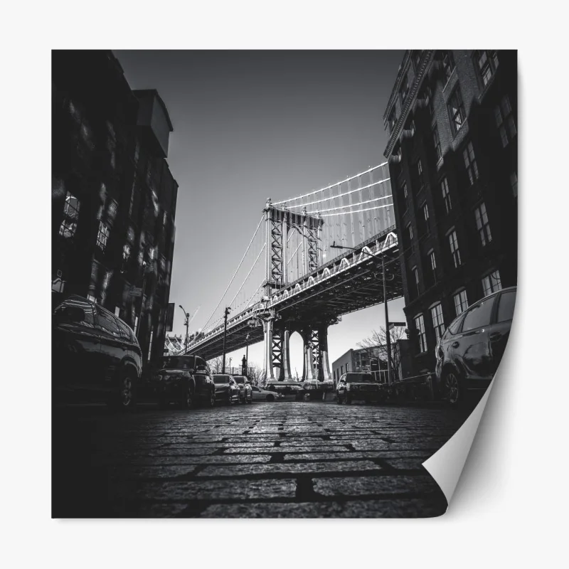 Repositionierbarer Aufkleber Manhattan brücke perspektive über kopfsteinpflaster