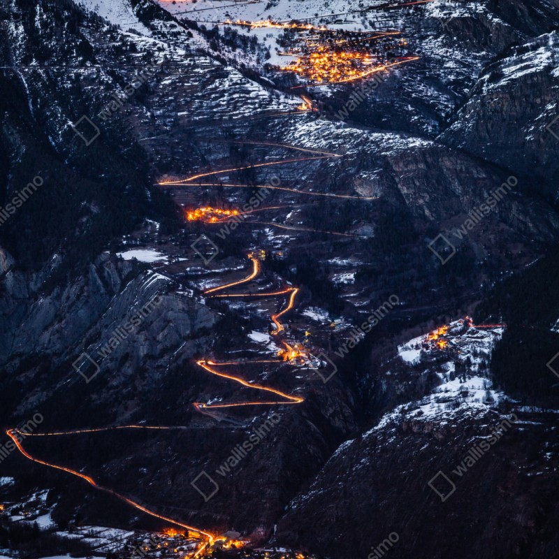 Repositionierbarer Aufkleber Alpe d'Huez nächtliche auffahrt auf der serpentinenstraße – Wallnifity® Repositionierbarer Aufkleber Alpe d'Huez nächtliche auffahrt auf der serpentinenstraße – Wallnifity®