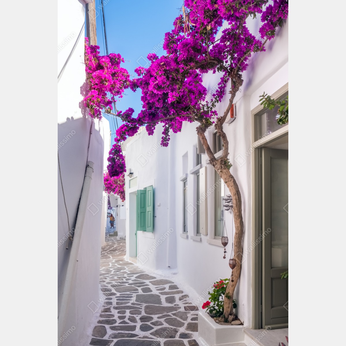 Repositionierbarer Aufkleber sonnige mediterrane gasse mit bougainvillea – Wallnifity® Repositionierbarer Aufkleber sonnige mediterrane gasse mit bougainvillea – Wallnifity®