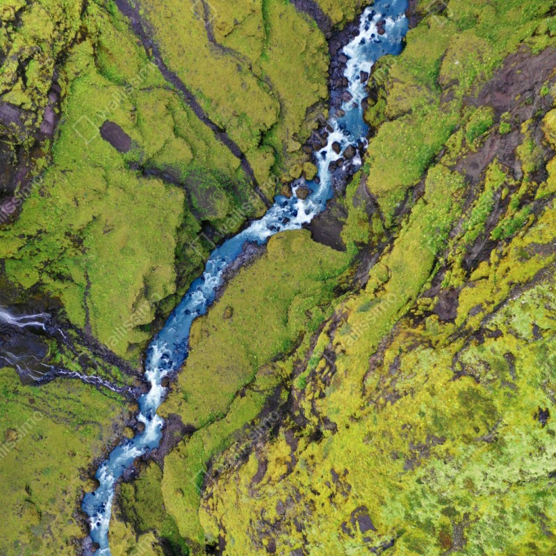 Repositionierbarer Aufkleber luftaufnahme: fluss in moosbedeckter schlucht – Wallnifity® Repositionierbarer Aufkleber luftaufnahme: fluss in moosbedeckter schlucht – Wallnifity®