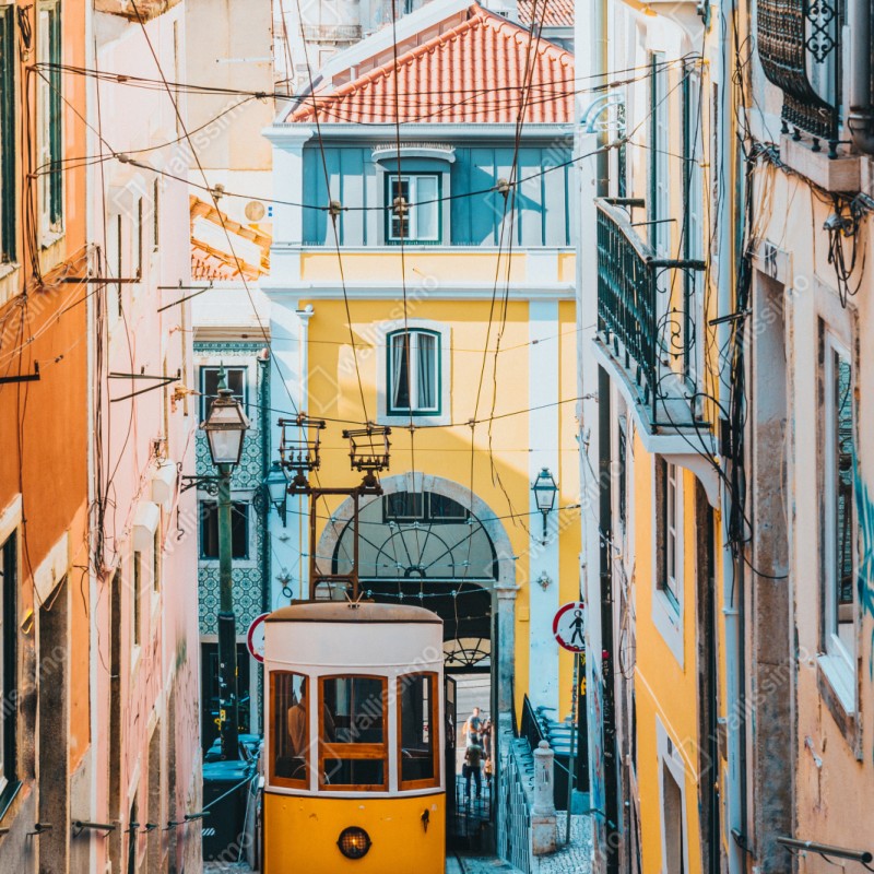 Repositionierbarer Aufkleber lebendige bica straßenbahn in Lissabon – Wallnifity® Repositionierbarer Aufkleber lebendige bica straßenbahn in Lissabon – Wallnifity®