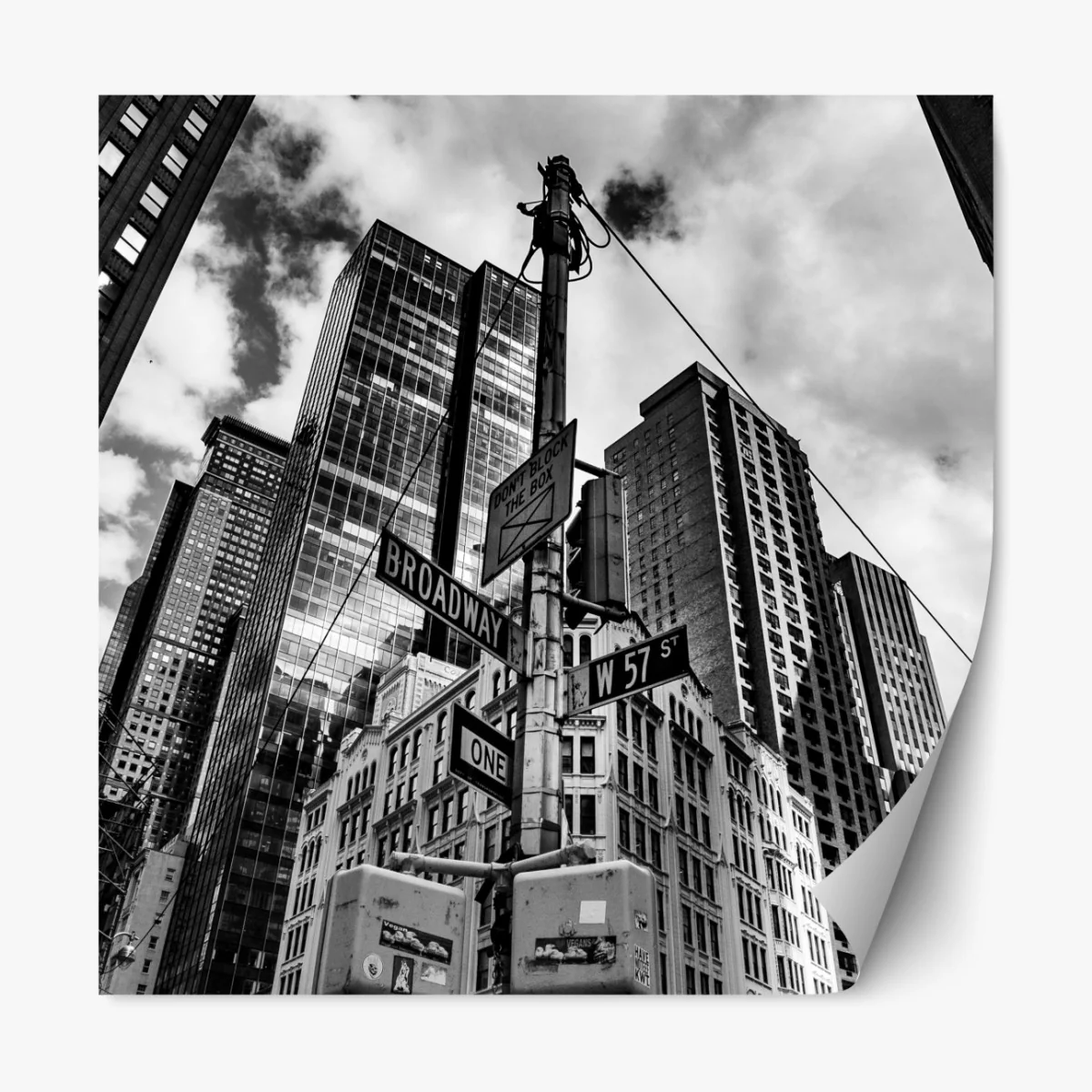 Repositionierbarer Aufkleber Broadway und W 57 St – städtische szene in schwarzweiß – Wallnifity® Repositionierbarer Aufkleber Broadway und W 57 St – städtische szene in schwarzweiß – Wallnifity®