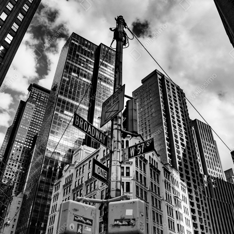 Repositionierbarer Aufkleber Broadway und W 57 St – städtische szene in schwarzweiß – Wallnifity® Repositionierbarer Aufkleber Broadway und W 57 St – städtische szene in schwarzweiß – Wallnifity®