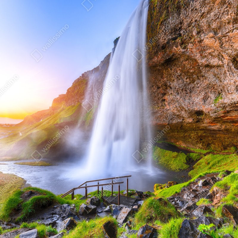 Repositionierbarer Aufkleber Seljalandsfoss wasserfall im sonnenuntergang – Wallnifity® Repositionierbarer Aufkleber Seljalandsfoss wasserfall im sonnenuntergang – Wallnifity®