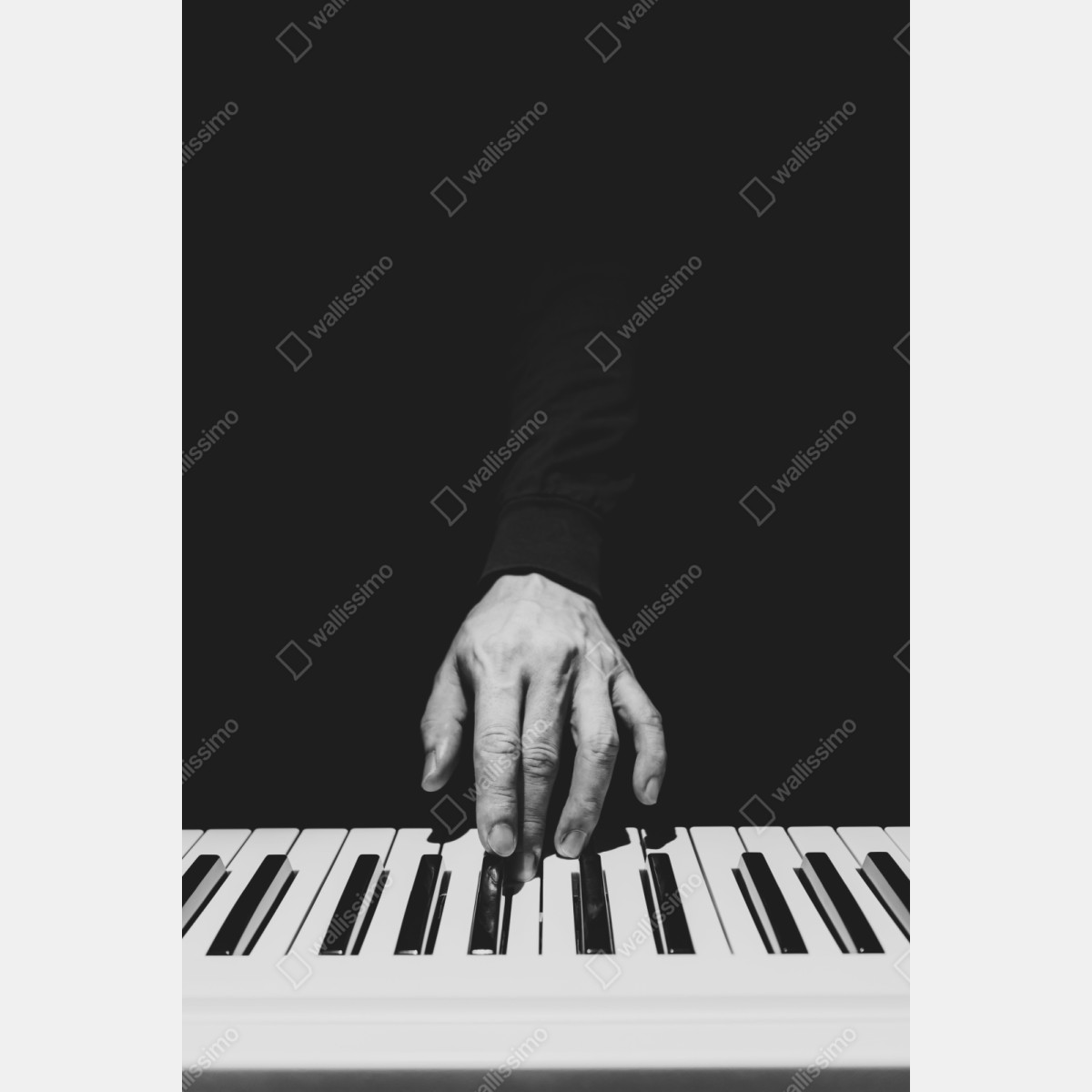 Repositionierbarer Aufkleber monochromes nahaufnahme einer hand am klavier – Wallnifity® Repositionierbarer Aufkleber monochromes nahaufnahme einer hand am klavier – Wallnifity®