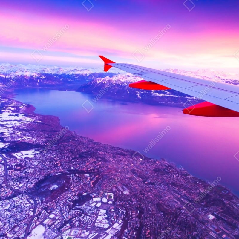 Repositionierbarer Aufkleber luftaufnahme einer stadt am see bei sonnenuntergang – Wallnifity® Repositionierbarer Aufkleber luftaufnahme einer stadt am see bei sonnenuntergang – Wallnifity®