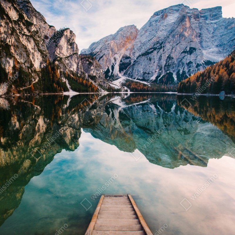 Repositionierbarer Aufkleber ruhiger alpensee mit hölzernem steg – Wallnifity® Repositionierbarer Aufkleber ruhiger alpensee mit hölzernem steg – Wallnifity®