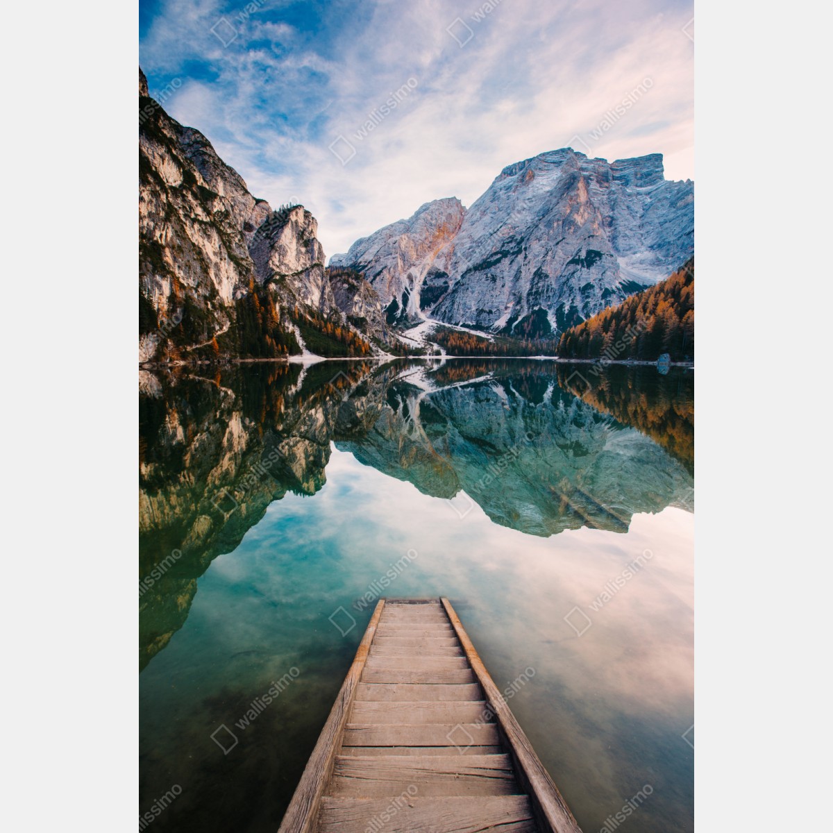 Repositionierbarer Aufkleber ruhiger alpensee mit hölzernem steg – Wallnifity® Repositionierbarer Aufkleber ruhiger alpensee mit hölzernem steg – Wallnifity®