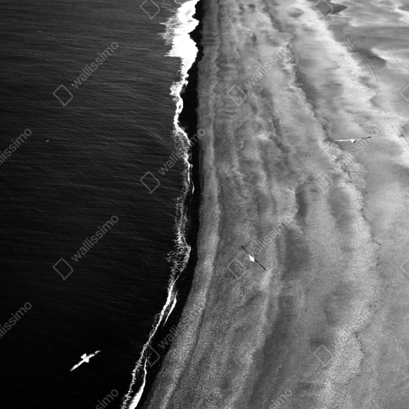 Repositionierbarer Aufkleber monochrome küstenaufnahme aus der luft – Wallnifity® Repositionierbarer Aufkleber monochrome küstenaufnahme aus der luft – Wallnifity®