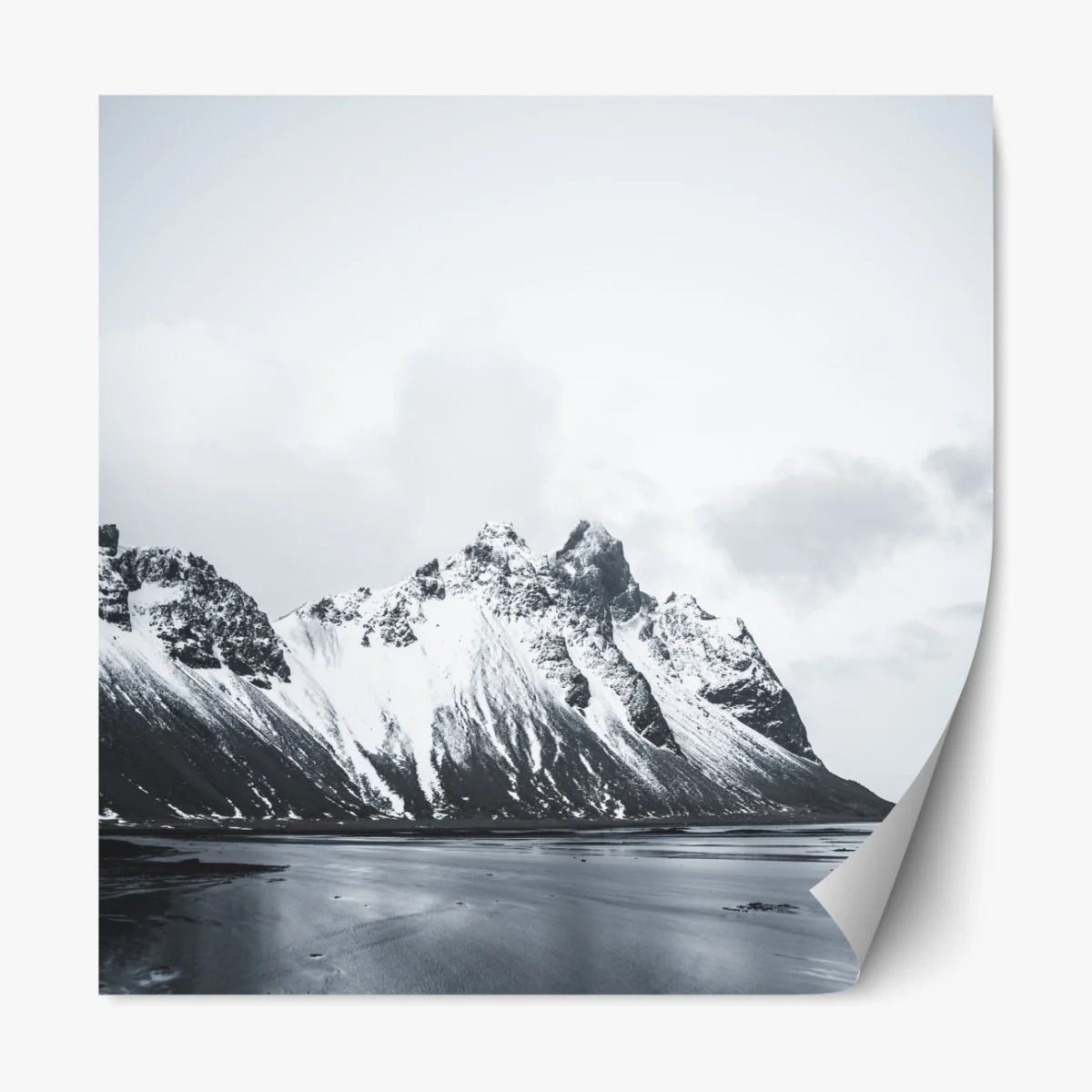 Repositionierbarer Aufkleber ruhige schneebedeckte berglandschaft am meer – Wallnifity® Repositionierbarer Aufkleber ruhige schneebedeckte berglandschaft am meer – Wallnifity®