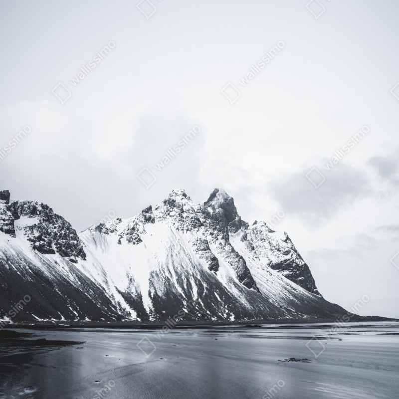 Repositionierbarer Aufkleber ruhige schneebedeckte berglandschaft am meer – Wallnifity® Repositionierbarer Aufkleber ruhige schneebedeckte berglandschaft am meer – Wallnifity®