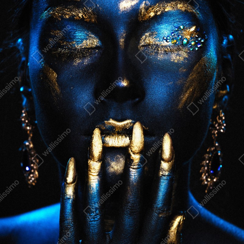 Repositionierbarer Aufkleber mystisches porträt in blau und gold – Wallnifity® Repositionierbarer Aufkleber mystisches porträt in blau und gold – Wallnifity®