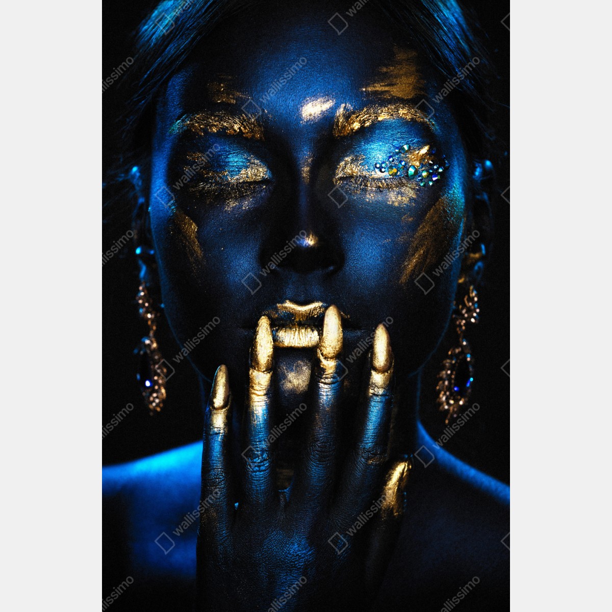 Repositionierbarer Aufkleber mystisches porträt in blau und gold – Wallnifity® Repositionierbarer Aufkleber mystisches porträt in blau und gold – Wallnifity®
