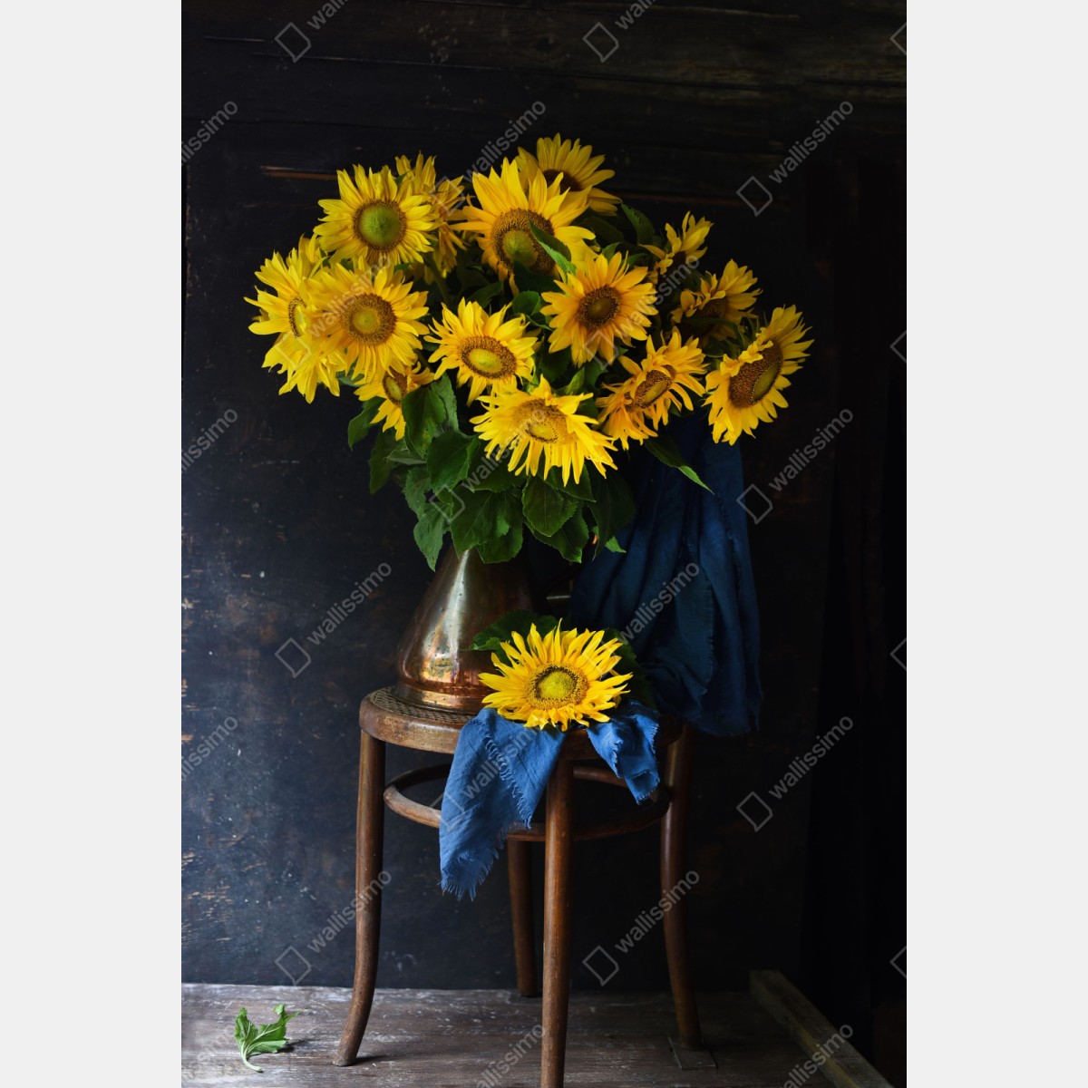 Repositionierbarer Aufkleber leuchtender sonnenblumenstrauß auf vintage-hocker – Wallnifity® Repositionierbarer Aufkleber leuchtender sonnenblumenstrauß auf vintage-hocker – Wallnifity®