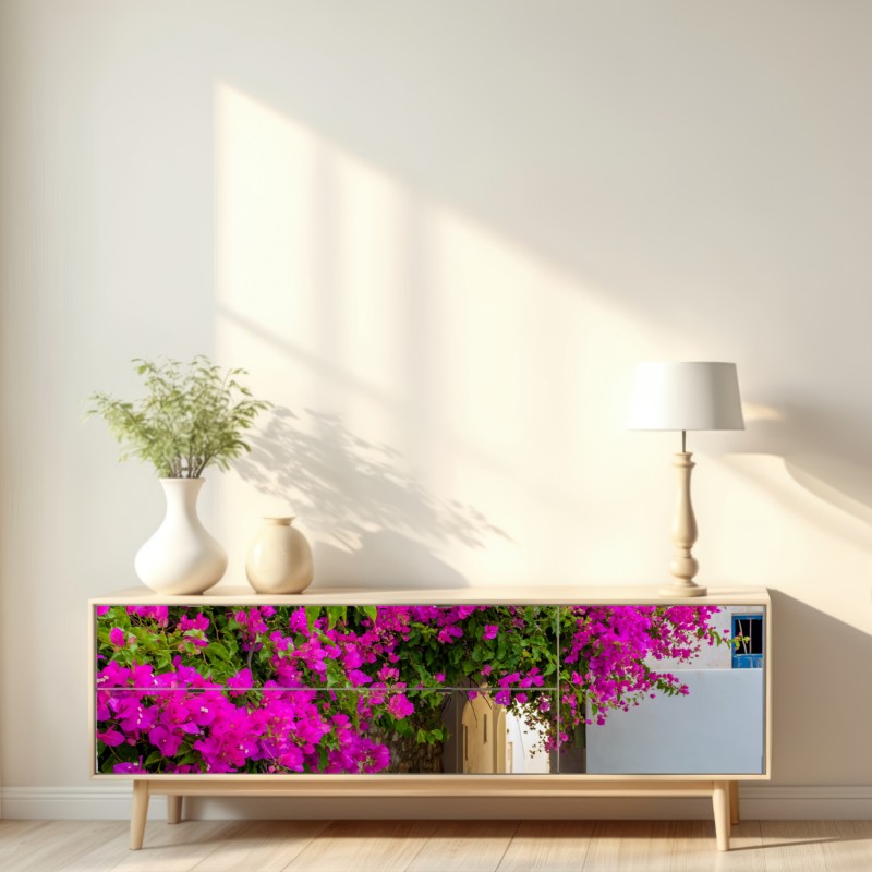 Repositionierbarer Aufkleber blühende bougainvillea in Naousa gasse – Wallnifity® Repositionierbarer Aufkleber blühende bougainvillea in Naousa gasse – Wallnifity®