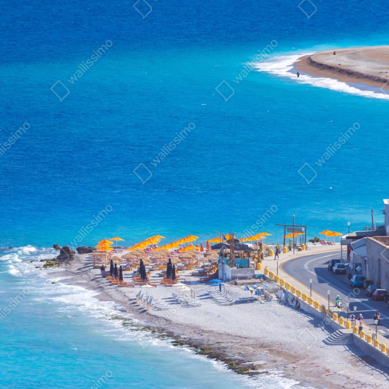 Repositionierbarer Aufkleber Rhodos strand mit bunten sonnenschirmen – Wallnifity® Repositionierbarer Aufkleber Rhodos strand mit bunten sonnenschirmen – Wallnifity®