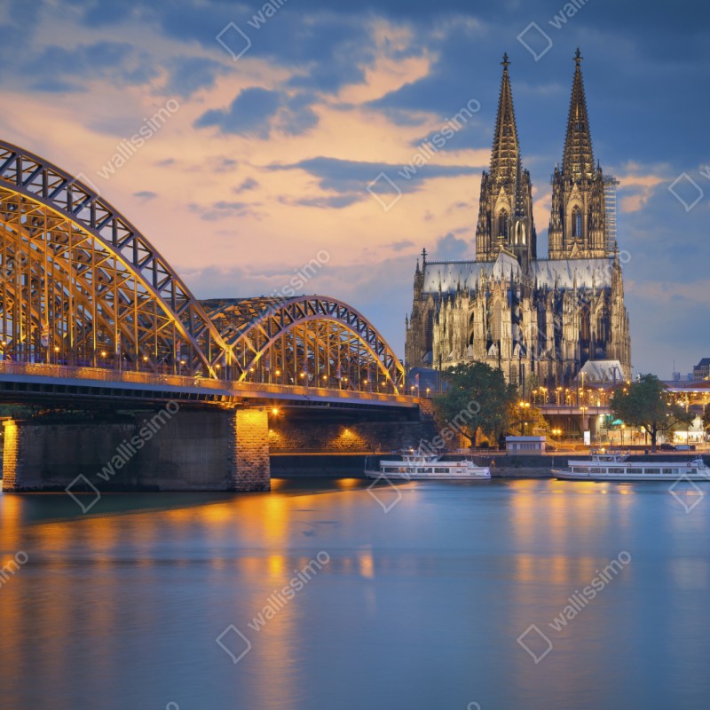 Repositionierbarer Aufkleber Kölner Dom und Hohenzollernbrücke bei dämmerung – Wallnifity® Repositionierbarer Aufkleber Kölner Dom und Hohenzollernbrücke bei dämmerung – Wallnifity®