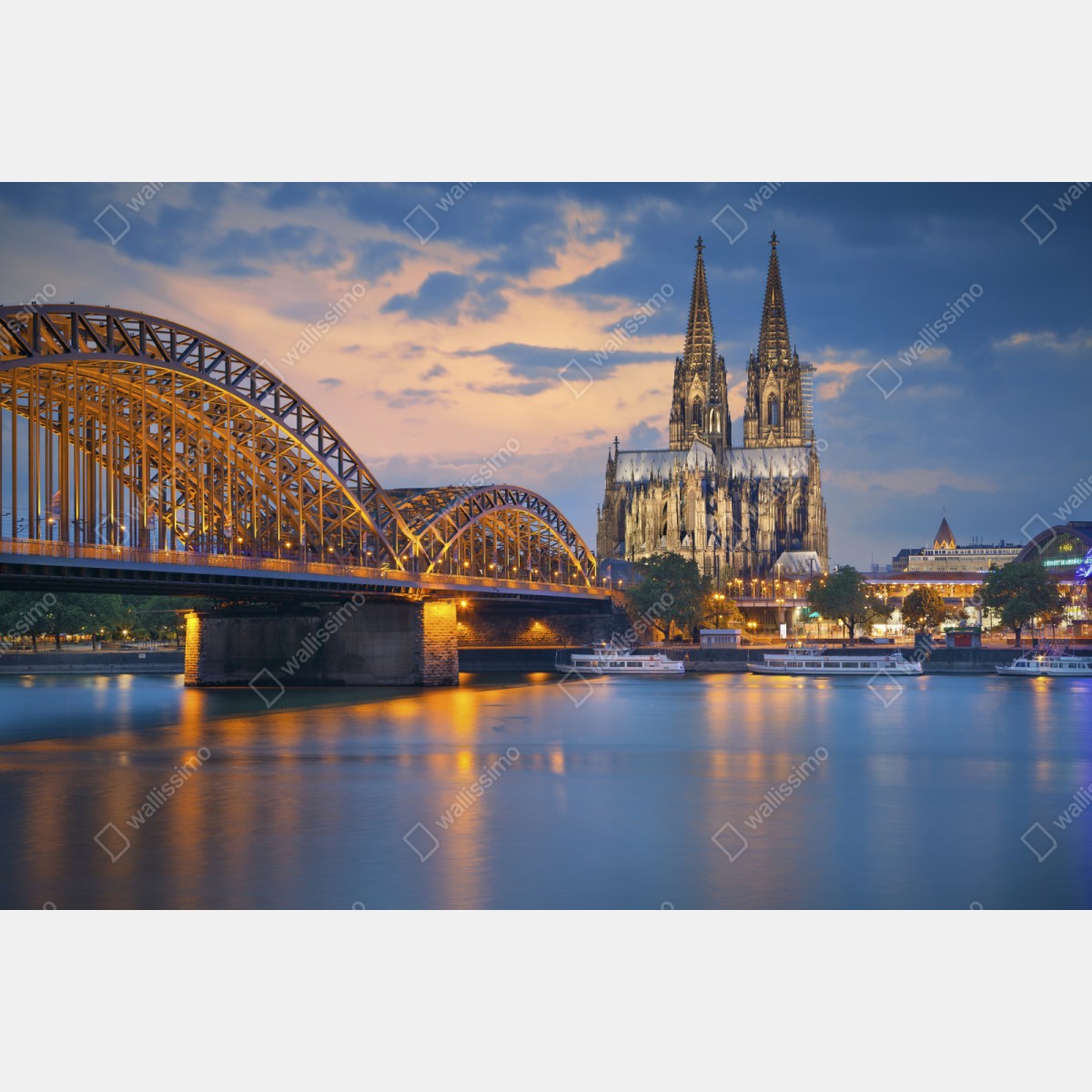 Repositionierbarer Aufkleber Kölner Dom und Hohenzollernbrücke bei dämmerung – Wallnifity® Repositionierbarer Aufkleber Kölner Dom und Hohenzollernbrücke bei dämmerung – Wallnifity®