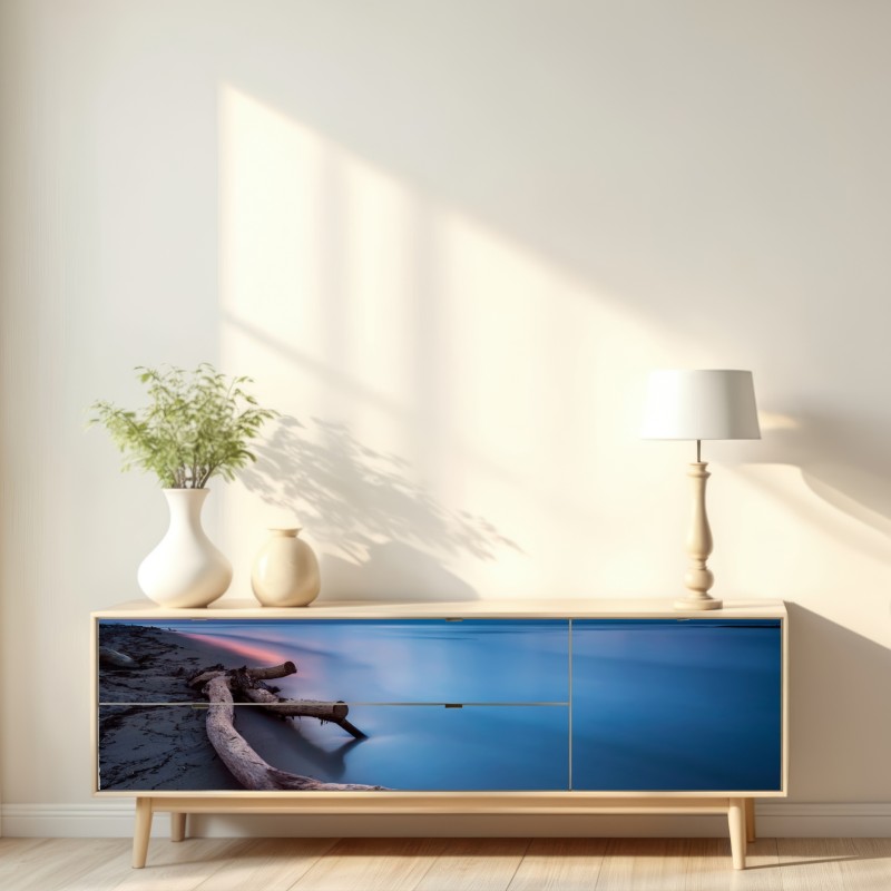 Repositionierbarer Aufkleber treibholz bei dämmerung am ruhigen strand – Wallnifity® Repositionierbarer Aufkleber treibholz bei dämmerung am ruhigen strand – Wallnifity®