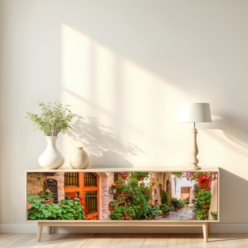 Repositionierbarer Aufkleber sonnige gasse in Italien mit blühenden töpfen – Wallnifity® Repositionierbarer Aufkleber sonnige gasse in Italien mit blühenden töpfen – Wallnifity®
