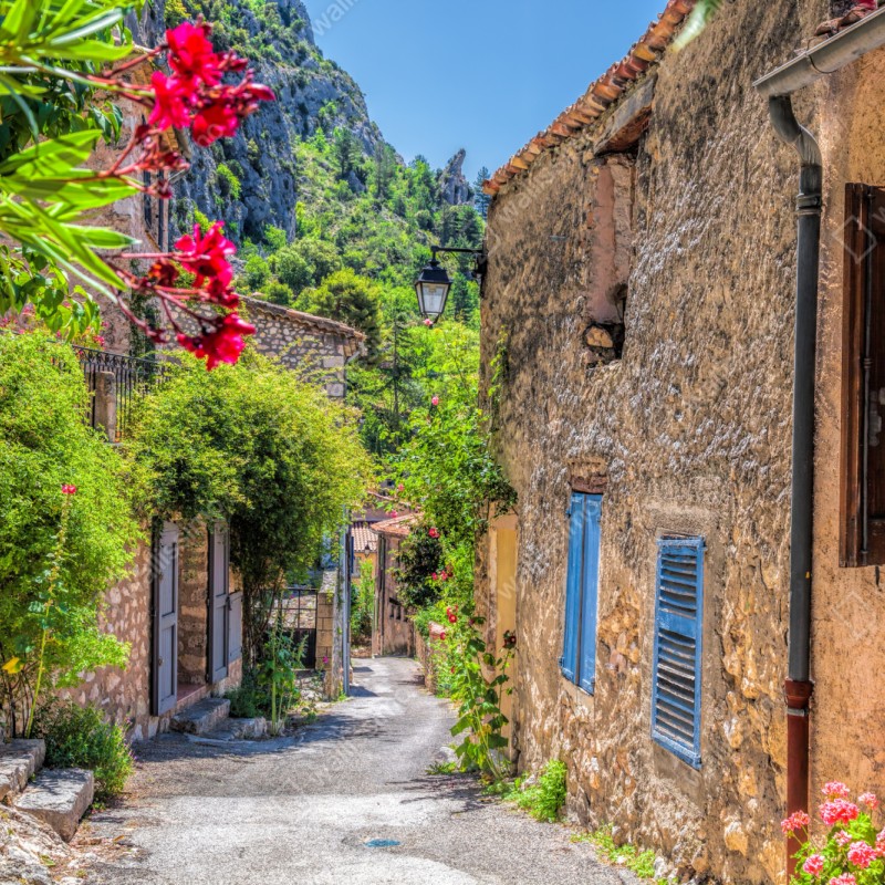 Repositionierbarer Aufkleber Moustiers Sainte Marie reizvolle Dorfstraße in Provence – Wallnifity® Repositionierbarer Aufkleber Moustiers Sainte Marie reizvolle Dorfstraße in Provence – Wallnifity®