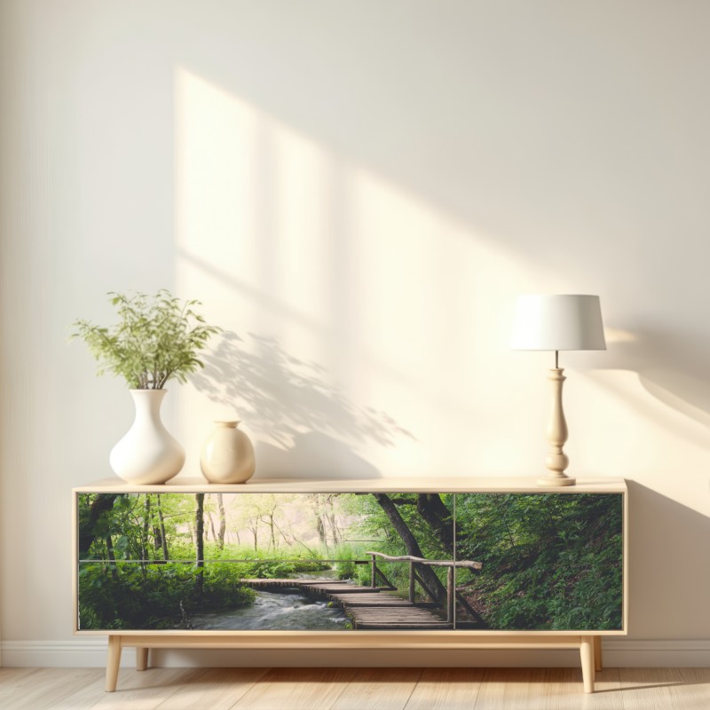Repositionierbarer Aufkleber ruhiger hölzerner steg durch grünen wald – Wallnifity® Repositionierbarer Aufkleber ruhiger hölzerner steg durch grünen wald – Wallnifity®