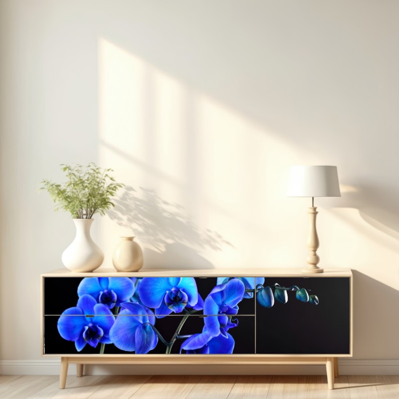Repositionierbarer Aufkleber leuchtende blaue orchidee vor schwarzem hintergrund – Wallnifity® Repositionierbarer Aufkleber leuchtende blaue orchidee vor schwarzem hintergrund – Wallnifity®