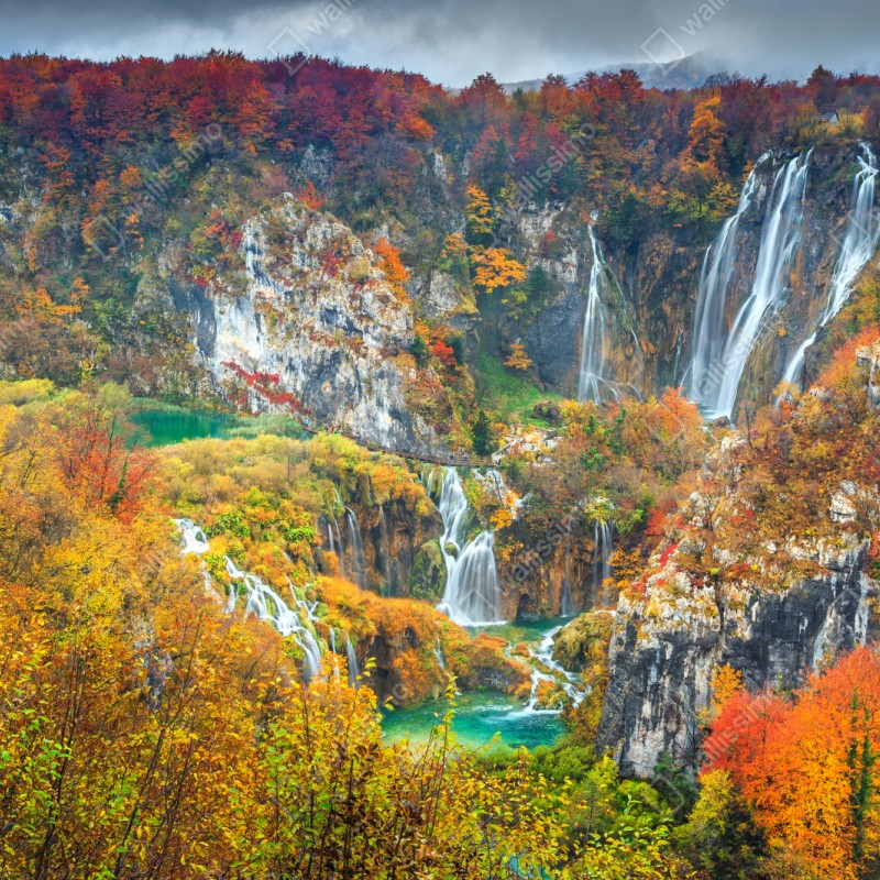 Repositionierbarer Aufkleber herbstliche wasserfälle in einem farbenfrohen wald – Wallnifity® Repositionierbarer Aufkleber herbstliche wasserfälle in einem farbenfrohen wald – Wallnifity®