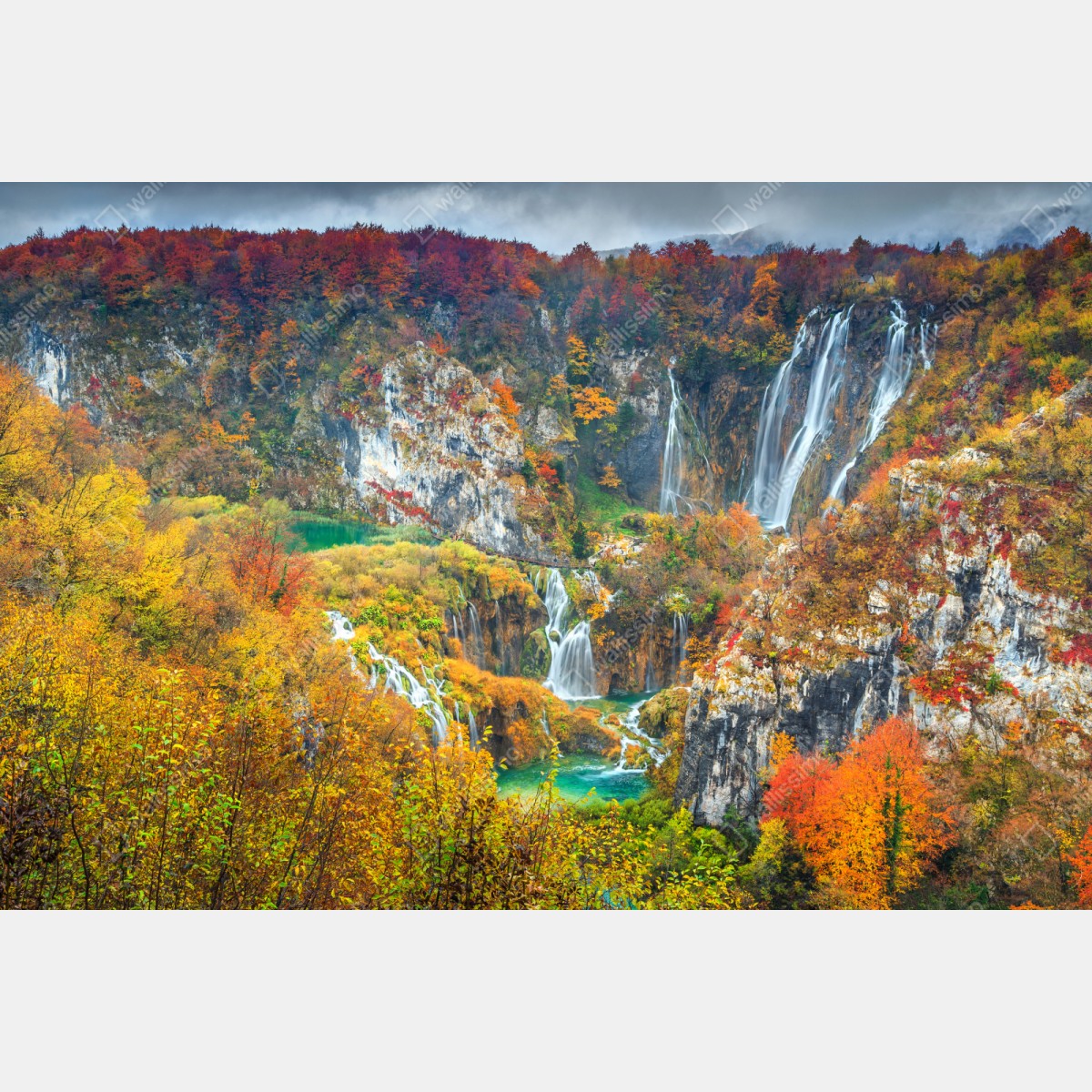 Repositionierbarer Aufkleber herbstliche wasserfälle in einem farbenfrohen wald – Wallnifity® Repositionierbarer Aufkleber herbstliche wasserfälle in einem farbenfrohen wald – Wallnifity®