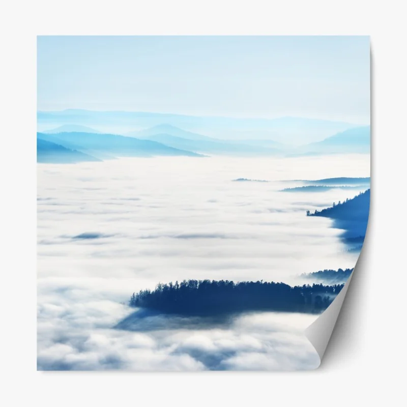 Repositionierbarer Aufkleber neblige bergpanorama über dem tal