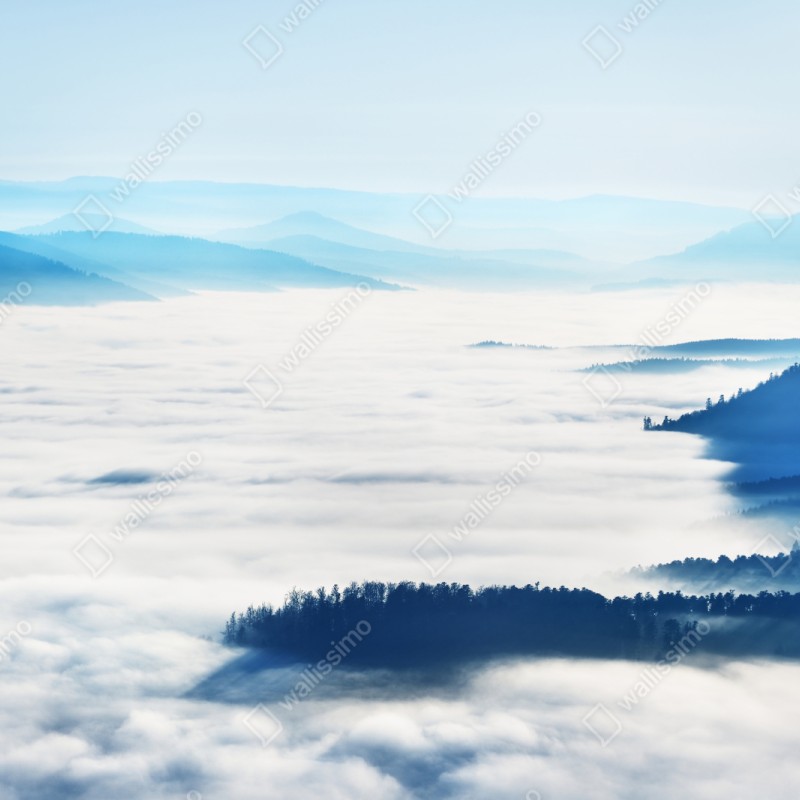 Repositionierbarer Aufkleber neblige bergpanorama über dem tal – Wallnifity® Repositionierbarer Aufkleber neblige bergpanorama über dem tal – Wallnifity®