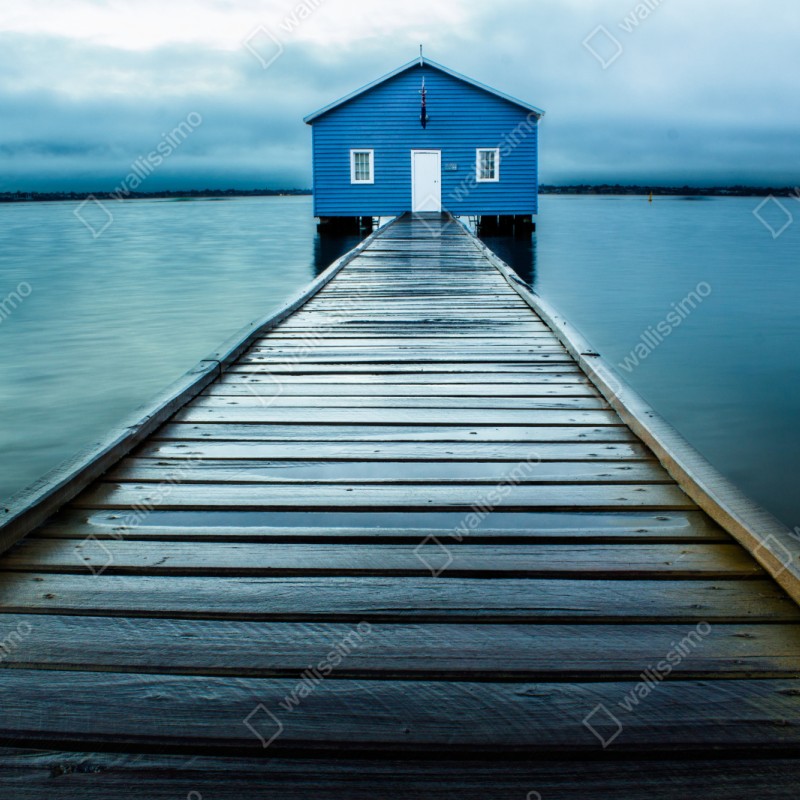 Repositionierbarer Aufkleber blaues bootshaus am ende des stegs – Wallnifity® Repositionierbarer Aufkleber blaues bootshaus am ende des stegs – Wallnifity®