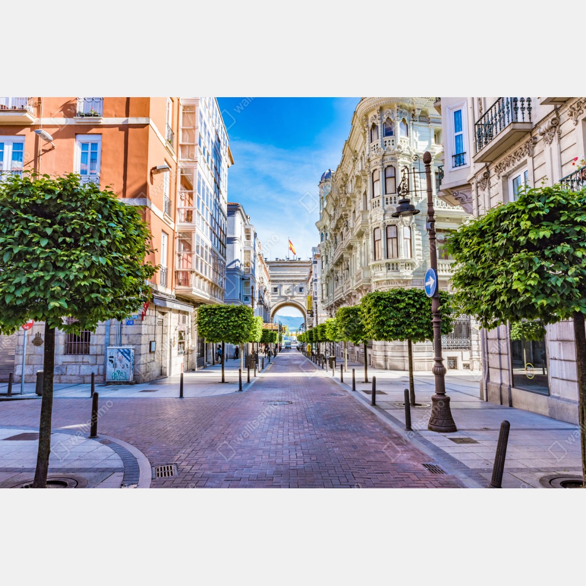 Repositionierbarer Aufkleber Santander straße im stadtkern mit historischem bogen – Wallnifity® Repositionierbarer Aufkleber Santander straße im stadtkern mit historischem bogen – Wallnifity®