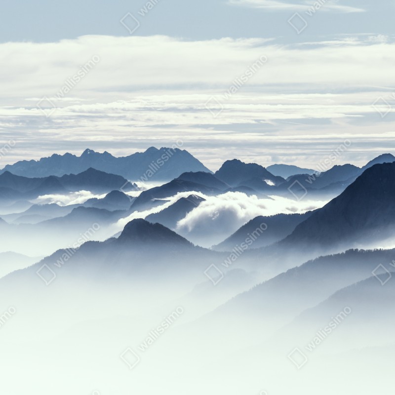 Repositionierbarer Aufkleber neblige bergschichten im morgenlicht – Wallnifity® Repositionierbarer Aufkleber neblige bergschichten im morgenlicht – Wallnifity®