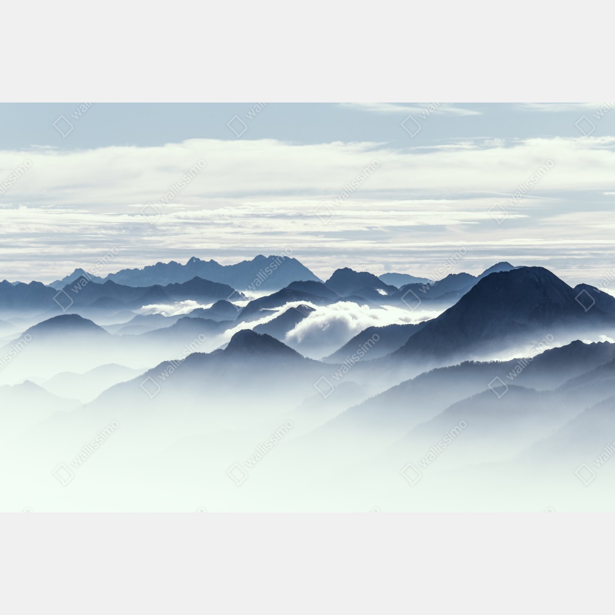 Repositionierbarer Aufkleber neblige bergschichten im morgenlicht – Wallnifity® Repositionierbarer Aufkleber neblige bergschichten im morgenlicht – Wallnifity®
