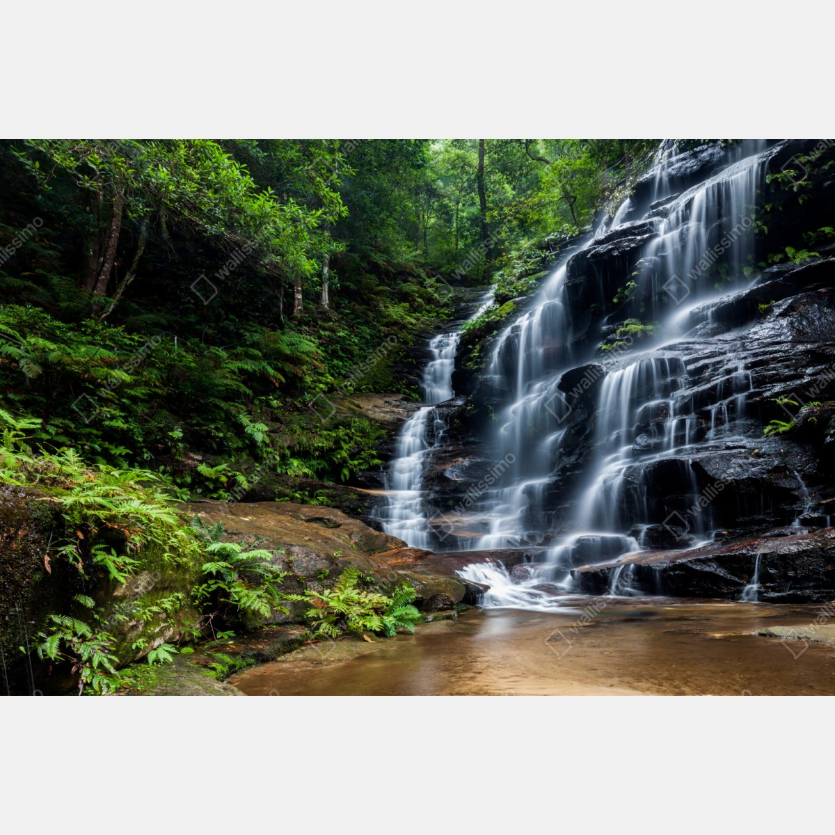 Repositionierbarer Aufkleber ruhiger wasserfall im wald – Wallnifity® Repositionierbarer Aufkleber ruhiger wasserfall im wald – Wallnifity®