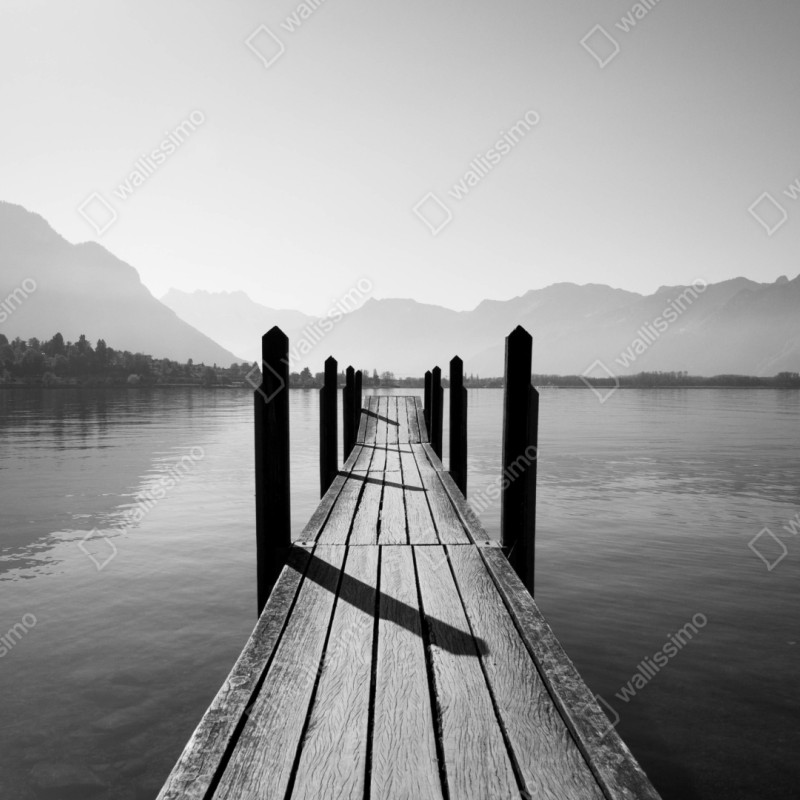 Repositionierbarer Aufkleber ruhiger steg am see in schwarzweiß – Wallnifity® Repositionierbarer Aufkleber ruhiger steg am see in schwarzweiß – Wallnifity®