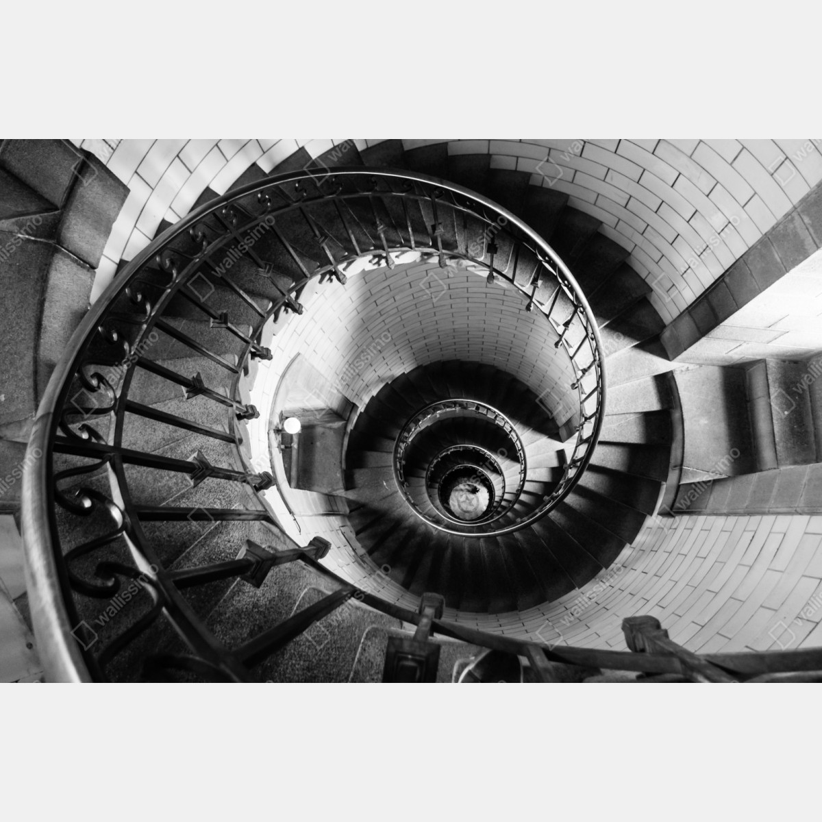 Repositionierbarer Aufkleber spiraltreppe in monochromer perspektive – Wallnifity® Repositionierbarer Aufkleber spiraltreppe in monochromer perspektive – Wallnifity®