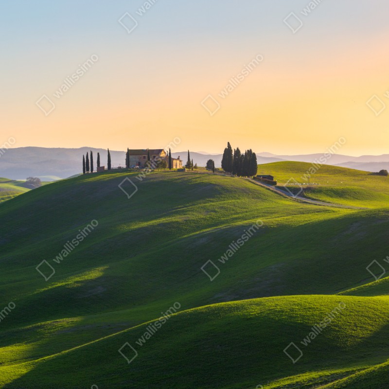 Repositionierbarer Aufkleber bauernhaus auf grünen hügeln, Crete Senesi – Wallnifity® Repositionierbarer Aufkleber bauernhaus auf grünen hügeln, Crete Senesi – Wallnifity®