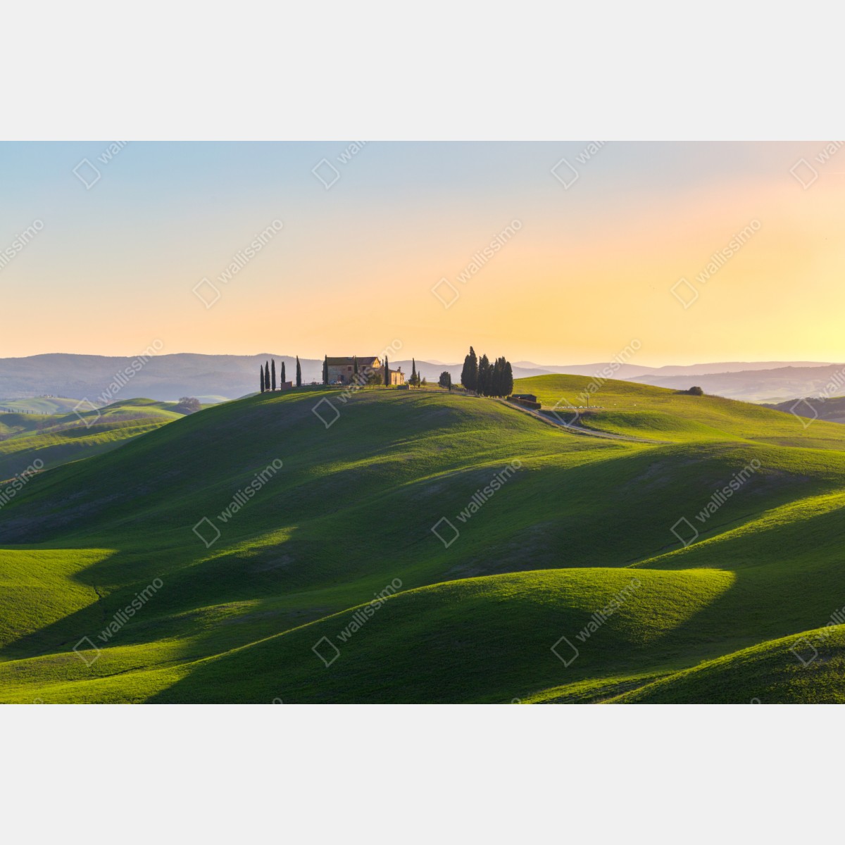 Repositionierbarer Aufkleber bauernhaus auf grünen hügeln, Crete Senesi – Wallnifity® Repositionierbarer Aufkleber bauernhaus auf grünen hügeln, Crete Senesi – Wallnifity®